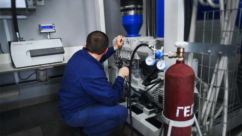 Оказание услуги вакумное течеискание гелием. Выезд к клиенту. течеискание, контроль герметичности, течеискание гелием, вакумное течеискание